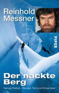Das Buchcover zeigt eine schneebedeckte, beeindruckende Berglandschaft in Blau- und Weißtönen. Im oberen Bereich befindet sich ein Porträt von Reinhold Messner, dessen ernster Gesichtsausdruck die Kälte und Ernsthaftigkeit des Themas widerspiegelt. Der Titel „Der nackte Berg“ ist in großen, weißen Buchstaben in der unteren Mitte platziert. Darunter steht in kleinerer Schrift eine Unterzeile: „Nanga Parbat – Bruder, Tod und Einsamkeit“. Das Verlagslogo „PIPER“ erscheint vertikal am oberen rechten Rand.