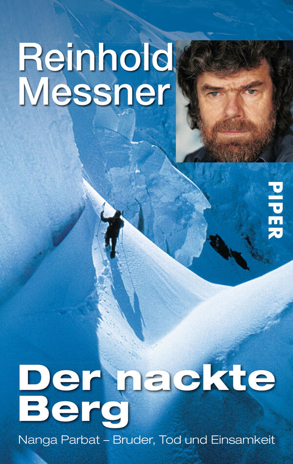 Das Buchcover zeigt eine schneebedeckte, beeindruckende Berglandschaft in Blau- und Weißtönen. Im oberen Bereich befindet sich ein Porträt von Reinhold Messner, dessen ernster Gesichtsausdruck die Kälte und Ernsthaftigkeit des Themas widerspiegelt. Der Titel „Der nackte Berg“ ist in großen, weißen Buchstaben in der unteren Mitte platziert. Darunter steht in kleinerer Schrift eine Unterzeile: „Nanga Parbat – Bruder, Tod und Einsamkeit“. Das Verlagslogo „PIPER“ erscheint vertikal am oberen rechten Rand.