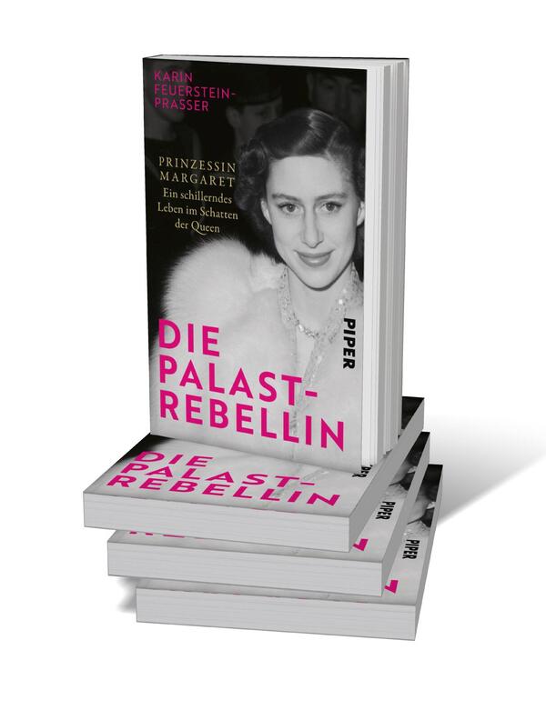 Bücherstapel des Buches „Die Palast-Rebellin“