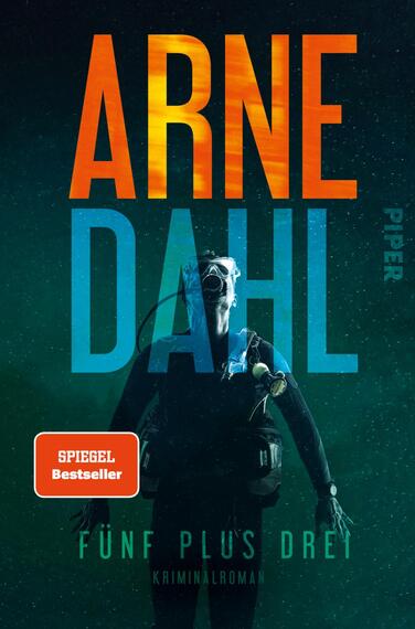 Das Buchcover zeigt einen düsteren, atmosphärischen Hintergrund in verschiedenen Blau- und Grüntönen. Im Vordergrund ist eine Person in Tauchausrüstung abgebildet, die mit einer sorgenvollen Miene in die Tiefe blickt. Der Titel „Fünf plus Drei“ ist in markanter, blauer Schrift platziert, während der Name des Autors „ARNE DAHL“ in leuchtendem Orange darüber hervorsticht. Unten links befindet sich ein rotes Label mit dem Text „SPIEGEL Bestseller“. Das Cover vermittelt ein Gefühl von Spannung und Geheimnis.
