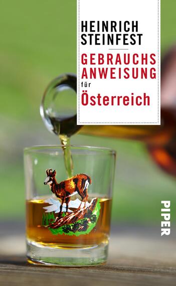 Das Buchcover zeigt ein transparentes Glas mit einem bunten Motiv eines Rehs und einer Alpenblume auf der Vorderseite. Aus einem Kännchen wird ein goldfarbener Likör in das Glas gegossen. Im oberen Bereich befindet sich der Titel „Gebrauchsanweisung für Österreich“ in klarer, schwarzer Schrift, während der Autor „Heinrich Steinfest“ in einer größeren Schriftgröße darüber steht. Am unteren Rand ist das Verlagslogo „Piper“ in weißer Schrift auf schwarzem Hintergrund platziert. Die Farbgestaltung vermittelt eine einladende und fröhliche Atmosphäre.