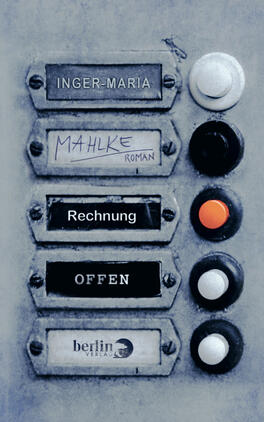Das Buchcover zeigt eine Nahaufnahme von einem elektrischen Klingelschild mit mehreren Namensschildern und Druckknöpfen. Die Farbpalette ist kühl mit Grautönen, während die Schilder in Schwarz und Weiß gehalten sind. Der Schriftzug „MAHLKE“ ist handschriftlich in der Mitte zu sehen, umgeben von den Namen „INGER-MARIA“ und „Rechnung“. Ein orangefarbener Druckknopf sticht hervor, zusammen mit anderen in Schwarz und Weiß. Der Untertitel „OFFEN“ ist deutlich lesbar. Unten links befindet sich das Logo des Verlags „berlin verlag“.