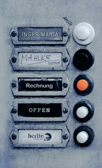Das Buchcover zeigt eine Nahaufnahme von einem elektrischen Klingelschild mit mehreren Namensschildern und Druckknöpfen. Die Farbpalette ist kühl mit Grautönen, während die Schilder in Schwarz und Weiß gehalten sind. Der Schriftzug „MAHLKE“ ist handschriftlich in der Mitte zu sehen, umgeben von den Namen „INGER-MARIA“ und „Rechnung“. Ein orangefarbener Druckknopf sticht hervor, zusammen mit anderen in Schwarz und Weiß. Der Untertitel „OFFEN“ ist deutlich lesbar. Unten links befindet sich das Logo des Verlags „berlin verlag“.