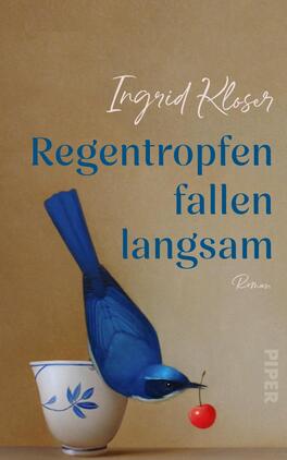 Das Buchcover zeigt einen blauen Vogel, der über einer weißen Tasse mit blauer Blütenornamentik schwebt. Der Vogel beugt sich nach unten und hält eine kleine rote Kirsche im Schnabel. Im Hintergrund ist eine beige, neutrale Farbfläche zu sehen. Der Titel „Regentropfen fallen langsam“ ist in auffälligem Blau und geschwungener Schrift mittig platziert. Der Autorname „Ingrid Kloser“ steht in einer eleganten, weißen Schrift oben auf dem Cover.