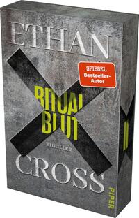 Das Buchcover zeigt eine rau wirkende, graue Oberfläche mit einem industriellen, betonartigen Hintergrund. In der Mitte prangt der Titel „RITUALBLUT“ in kräftigem Gelb, überlagert von einem großen, schwarzen „X“. Der Name des Autors „ETHAN CROSS“ steht unten in klarer, silberner Schrift, während „THRILLER“ in kleinerer, schwarzer Schrift darunter zu lesen ist. Ein rotes Etikett auf der oberen rechten Seite hebt hervor „SPIEGEL Bestseller-Autor“.