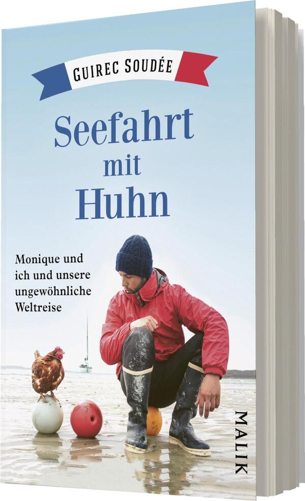 Das Buchcover zeigt einen Mann in rot und blau gekleideter Kleidung, der auf einem Strand sitzt und ein Huhn neben sich hat. In der Hand hält er einen orangefarbenen Ball. Der Hintergrund ist in sanften Blautönen gehalten und zeigt das Meer sowie eine Segeljacht in der Ferne. Oben im Cover steht der Titel „Seefahrt mit Huhn“ in einer großen, blauen Schrift, gefolgt von dem Zusatz „Monique und ich und unsere ungewöhnliche Weltreise“ in kleinerer Schrift. Der Autor „Guirec Soudeé“ ist ebenfalls prominent platziert.