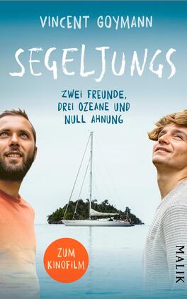 Das Buchcover zeigt zwei junge Männer auf einem Segelboot im Sonnenlicht, umgeben von einem weiten Meer. Sie lächeln und wirken entspannt. Der Titel „SEGUEL JUNGS“ ist in kräftigem Gelb am oberen Rand platziert, während der Untertitel „Zwei Freunde, drei Ozeane und null Ahnung“ darunter in kleinerer Schrift erscheint. In der unteren linken Ecke befindet sich ein gelber Button mit dem Text „Eine Weltumsegelung“. Der Verlag wird in kleinerer Schrift am unteren rechten Rand genannt. Die Gesamtatmosphäre vermittelt Abenteuerlust und Lebensfreude.