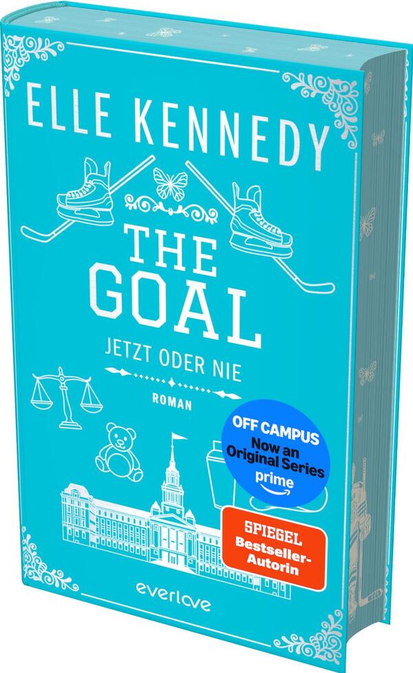 Das Buchcover zeigt auf türkisblauem Grund den Autorennamen „ELLE KENNEDY“ in großer weißer Großbuchstaben-Schrift, darunter der Titel „THE GOAL“ und der Untertitel „JETZT ODER NIE“ in kräftiger Kapital‑Typografie. Weiße Strichzeichnungen von Eishockeyschlägern mit Schlittschuhen, Schmetterling, Waage, Teddybär und einem Campusgebäude vermitteln sportliche, junge Stimmung; ornamentale Ecken rahmen die Fläche. Ein blauer runder Hinweis „OFF CAMPUS Now an Original Series prime“ und ein orangener rechteckiger „SPIEGEL Bestseller‑Autorin“-Aufkleber sind sichtbar.