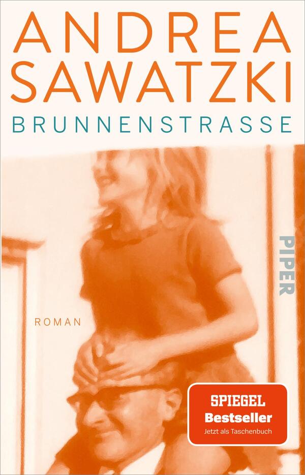Das Buchcover zeigt eine warme, orangene Farbgestaltung, auf der eine glückliche, blonde Frau in einem roten T-Shirt auf den Schultern eines älteren Mannes sitzt. Der Titel „BRUNNENSTRASSE“ ist in einem klaren, großen, weißen Schriftzug oben platziert, während der Autor „ANDREA SAWATZKI“ in blauer Schrift darüber steht. Unten rechts befindet sich ein rotes Rechteck mit dem Text „SPIEGEL Bestseller – Jetzt als Taschenbuch“. Das Cover vermittelt eine nostalgische, familiäre Atmosphäre.