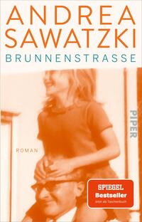 Das Buchcover zeigt eine warme, orangene Farbgestaltung, auf der eine glückliche, blonde Frau in einem roten T-Shirt auf den Schultern eines älteren Mannes sitzt. Der Titel „BRUNNENSTRASSE“ ist in einem klaren, großen, weißen Schriftzug oben platziert, während der Autor „ANDREA SAWATZKI“ in blauer Schrift darüber steht. Unten rechts befindet sich ein rotes Rechteck mit dem Text „SPIEGEL Bestseller – Jetzt als Taschenbuch“. Das Cover vermittelt eine nostalgische, familiäre Atmosphäre.