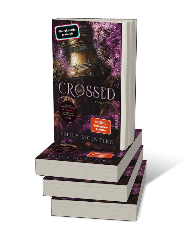 Bücherstapel des Buches „Crossed“