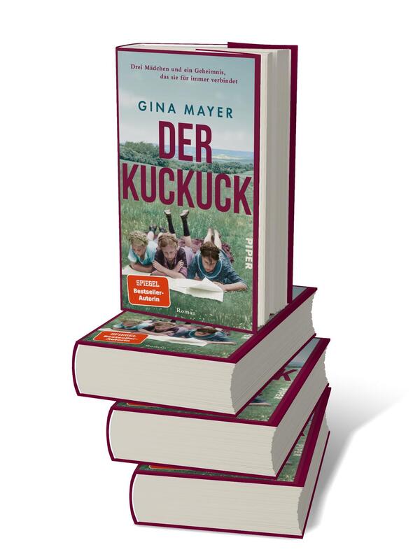 Bücherstapel des Buches „Der Kuckuck“