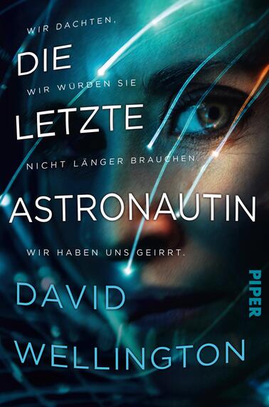 Das Buchcover zeigt das Gesicht einer Astronautin, das von einer kraftvollen blauen und schwarzen Farbpalette umgeben ist. Lichtstrahlen in verschiedenen Farbtönen durchziehen das Cover und verleihen eine futuristische Atmosphäre. Der Titel „DIE LETZTE ASTRONAUTIN“ erscheint in großen, weißen Buchstaben, während der Untertitel und der Autorennamen, „David Wellington“, in hellblau und kleineren Schriftgrößen präsentiert werden. Die Typografie ist modern und betont die spannende Thematik des Werkes.