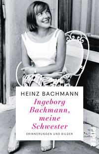 Das Buchcover zeigt ein Schwarz-Weiß-Foto einer Frau mit kurzen, hellen Haaren, die in einem weißen Kleid auf einem Stuhl sitzt. Im Hintergrund sind eine Wand und ein Fenster zu sehen, die eine wohnliche Atmosphäre vermitteln. Der Titel „Ingeborg Bachmann, meine Schwester“ erscheint in auffälligem Pink, während der Autorennamen „Heinz Bachmann“ darüber in weißer Schrift steht. Darunter sind die Worte „Erinnerungen und Bilder“ in einer kleineren, grauen Schrift platziert.