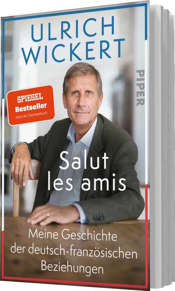 Das Buchcover zeigt den Autor Ulrich Wickert in einem lässigen, eleganten Outfit, mit einem freundlichen Lächeln, das Vertrauen weckt. Der Hintergrund ist hell, was eine offene Atmosphäre schafft. Der Titel „Salut les amis“ ist in großer, schwarzer Schrift mittig platziert. Darunter steht in kleinerer Schrift „Meine Geschichte der deutsch-französischen Beziehungen“. Oben rechts befindet sich ein rotes Label mit dem Text „SPIEGEL Bestseller – Jetzt als Taschenbuch“. Die Farben sind harmonisch und unterstreichen den thematischen Inhalt des Buches.