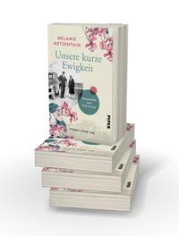 Bücherstapel des Buches „Unsere kurze Ewigkeit“