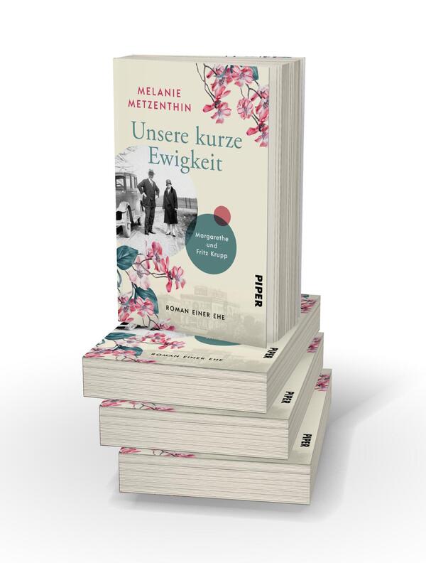 Bücherstapel des Buches „Unsere kurze Ewigkeit“