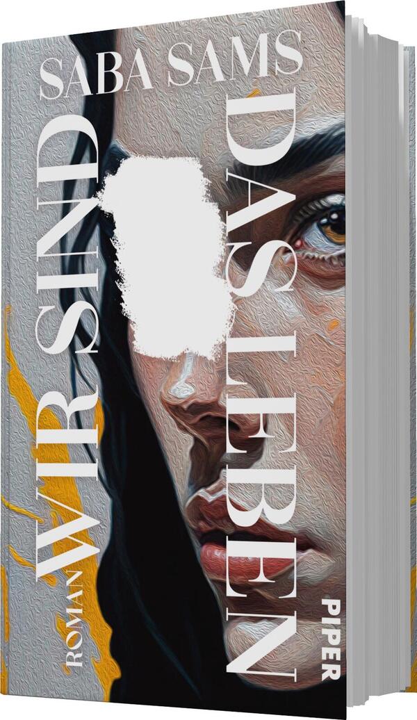 Das Buchcover zeigt ein eindrucksvolles Porträt einer jungen Frau mit langen, dunklen Haaren und einem intensiven Blick. Der Hintergrund ist in sanften Grautönen gehalten, während sich orangefarbene Akzente sanft abheben und für visuelle Dynamik sorgen. Der Titel „Wir sind das Leben“ erscheint in großen, weißen Buchstaben, wobei das Wort „Leben“ besonders hervorgehoben ist. Darunter steht der Schriftzug „Roman“ in kleinerer Schrift. Der Name der Autorin „Saba Sams“ ist oben platziert, ebenfalls in Weiß.