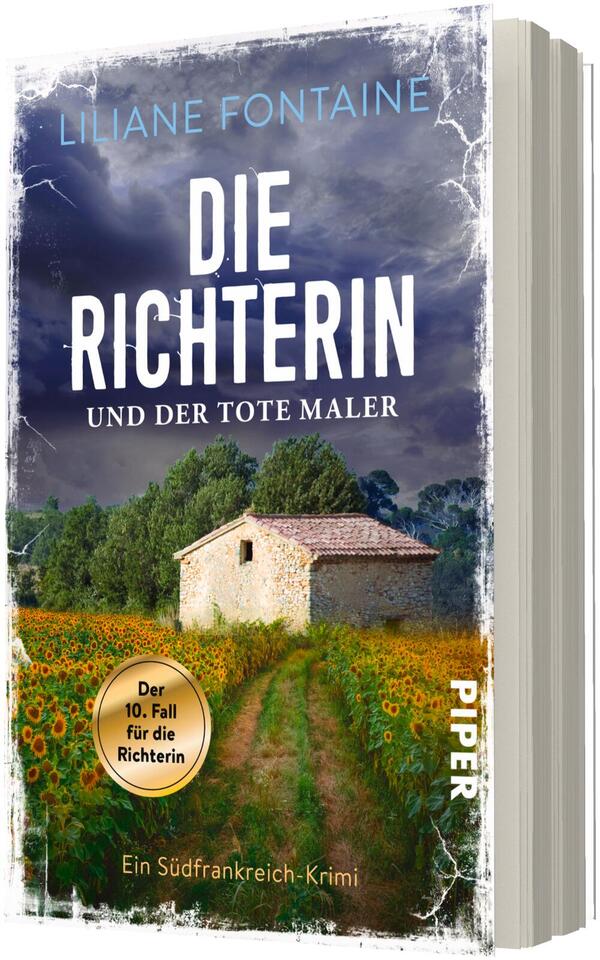 Das Buchcover zeigt ein abgelegenes, helles Steinhaus mit rotem Ziegeldach inmitten eines Sonnenblumenfeldes und eines schmalen, erdigen Weges, davor dunkle, stürmische Wolken am Himmel. Titel „DIE RICHTERIN“ großweiß, darunter „UND DER TOTE MALER“ kleiner, oben Autorin „LILIANE FONTAINE“ in hellblau. Links unten goldener runder Button mit Text „Der 10. Fall für die Richterin“. Atmosphäre: kontrastreich, bedrohlich-sommerlich.