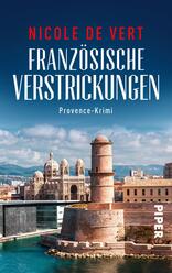 Das Buchcover zeigt eine malerische Küstenansicht mit einem historischen Turm im Vordergrund. Im Hintergrund sind beeindruckende Gebäude und Hügel unter einem klaren, blauen Himmel sichtbar. Der Titel „Französische Verstrickungen“ ist in großen, weißen Buchstaben mit rotem Schriftzug hervorgehoben, während der Untertitel „Provence-Krimi“ in kleinerer Schrift darunter steht. Die Farben sind lebendig und vermitteln eine lebhafte, einladende Atmosphäre.