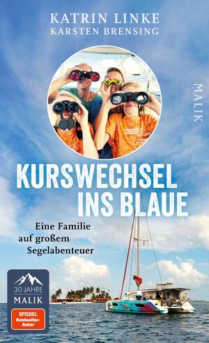 Das Buchcover zeigt eine fröhliche Familie, die mit Ferngläsern in die Ferne schaut. In einem runden Bildausschnitt sind sie im Vordergrund abgebildet, während im Hintergrund ein Segelboot auf dem Wasser zu sehen ist. Der Himmel ist blau und es gibt einige Wolken. Der Titel „Kurswechsel ins Blaue“ steht in großen, weißen Buchstaben auf einem blauen Hintergrund. Darunter ist der Untertitel „Eine Familie auf großem Segelabenteuer“ in kleinerer Schrift platziert. Oben sind die Autorennamen Katrin Linke und Karsten Brensing zu lesen.
