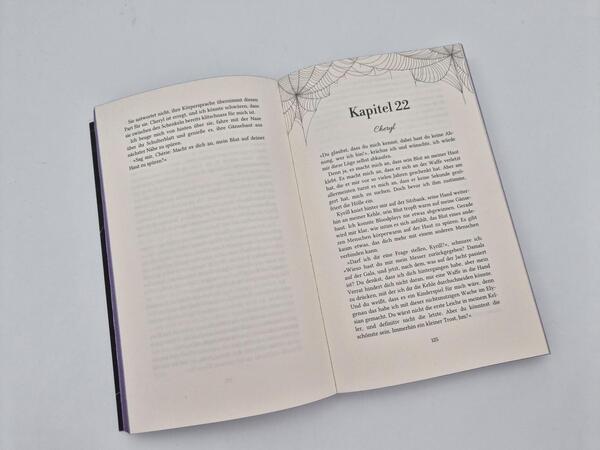 Außenansicht des Buches „Our darkest Truth“