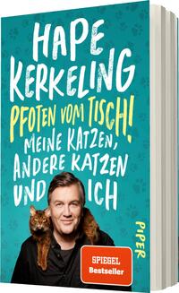 Das Buchcover zeigt einen hellblauen Hintergrund mit verschiedenen Pfotenabdrücken. In der oberen Hälfte steht der Titel „Pfoten vom Tisch!“ in großen, weißen, verspielten Buchstaben. Darunter ist der Untertitel „Meine Katzen, andere Katzen und ich“ in einer kürzeren, weißen Schrift. Das Bild zeigt Hape Kerkeling, der ein braunes Katzenbaby auf der Schulter hat. Unten rechts befindet sich ein rotes Feld mit dem Text „SPIEGEL Bestseller“ und dem Verlagsnamen „Piper“ in kleinerer Schrift.