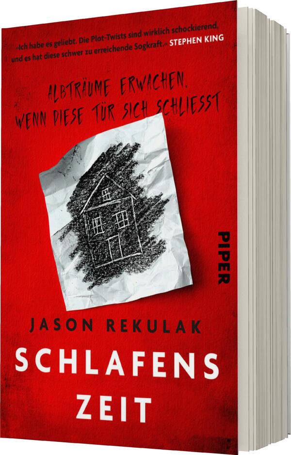 Das Buchcover zeigt einen roten Hintergrund mit der zentralen, skizzierten Darstellung eines Hauses auf weißem Papier. Um das Haus verlaufen schwarze, handschriftliche Schriftzüge, die die Worte „Albträume erwachen, wenn diese Tür sich schließt“ wiedergeben. Der Titel „SCHLAFENS ZEIT“ ist in großen, schwarzen Buchstaben unterhalb des Hauses platziert, während der Autorenname „JASON REKULAK“ darüber steht. Der Verlag ist als „PIPER“ in kleinerer Schrift auf der Unterseite des Covers abgebildet.