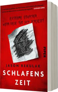Das Buchcover zeigt einen roten Hintergrund mit der zentralen, skizzierten Darstellung eines Hauses auf weißem Papier. Um das Haus verlaufen schwarze, handschriftliche Schriftzüge, die die Worte „Albträume erwachen, wenn diese Tür sich schließt“ wiedergeben. Der Titel „SCHLAFENS ZEIT“ ist in großen, schwarzen Buchstaben unterhalb des Hauses platziert, während der Autorenname „JASON REKULAK“ darüber steht. Der Verlag ist als „PIPER“ in kleinerer Schrift auf der Unterseite des Covers abgebildet.