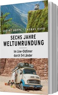 Das Buchcover zeigt eine beeindruckende Landschaft mit hohen Bergen und üppigem Grün im Hintergrund. Im Vordergrund ist ein historischer Lkw zu sehen, der auf einem unbefestigten Weg steht. Der Titel „SECHS JAHRE WELTUMRUNDUNG“ ist in großen, schwarzen Buchstaben prominent platziert. Darunter steht der Untertitel „Im Lkw-Oldtimer durch 54 Länder“ in kleinerer Schrift. Die Autorennamen, „SABINE HOPPE | THOMAS RAHN“, sind ebenfalls oben in einem klaren, modernen Schriftstil dargestellt. Die Farbgebung vermittelt Abenteuerlust und Entdeckung.
