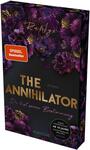Das Buchcover zeigt eine üppige Anordnung von dunklen, violetten und schwarzen Blumen, die den Hintergrund bilden. Im Vordergrund ist der Titel „THE ANNIHILATOR“ in großen, goldenen Buchstaben zu sehen, gefolgt von dem Wort „ROMAN“ in kleinerer Schrift darunter. Der Untertitel „Du bist seine Bestimmung“ steht in weißer Schrift und ist elegant platziert. Oben links befindet sich ein rotes Label mit der Aufschrift „SPIEGEL-Bestseller-Autorin“. Ein Hinweis zur Leseempfehlung ist in einem runden, weißen Feld unten links angebracht.