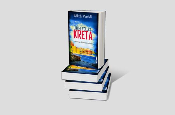 Bücherstapel des Buches „Unheilvolles Kreta“