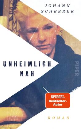 Das Buchcover zeigt ein Porträt eines jungen Mannes mit blonden Haaren, der leicht zur Seite blickt. Die Farben sind in sanften Tönen gehalten, mit einem dominierenden Blau und hellen Akzentuierungen. Der Titel „UNHEIMLICH NAH“ ist groß und in fetter, schwarzer Schrift platziert, während der Autor „JOHANN SCHEERER“ in kleinerer Schrift darüber steht. Ein rotes Feld im unteren Bereich hebt den Hinweis „SPIEGEL-Bestseller-Autor“ hervor. Die Gestaltung vermittelt eine nachdenkliche, melancholische Atmosphäre.