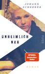 Das Buchcover zeigt ein Porträt eines jungen Mannes mit blonden Haaren, der leicht zur Seite blickt. Die Farben sind in sanften Tönen gehalten, mit einem dominierenden Blau und hellen Akzentuierungen. Der Titel „UNHEIMLICH NAH“ ist groß und in fetter, schwarzer Schrift platziert, während der Autor „JOHANN SCHEERER“ in kleinerer Schrift darüber steht. Ein rotes Feld im unteren Bereich hebt den Hinweis „SPIEGEL-Bestseller-Autor“ hervor. Die Gestaltung vermittelt eine nachdenkliche, melancholische Atmosphäre.