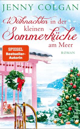 Weihnachten in der kleinen Sommerküche am Meer Das Buchcover zeigt eine winterliche Szene mit einer kleinen, rot-weißen Sommerküche am Meer. Im Vordergrund steht ein dekorierter Weihnachtsbaum, daneben liegt ein rotes Schlittenfahrzeug. Die Farben sind überwiegend in kühlen Blau- und Weißtönen gehalten, mit warmen Akzenten durch den Baum und die Küchenelemente. Oben in geschwungener, roter Schrift steht „Weihnachten in der kleinen Sommerküche“, und der Untertitel in elegantem Schwarz: „Roman“. Links unten befindet sich ein Button mit dem Text „SPIEGEL Bestseller-Autorin“.