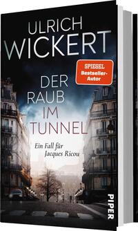 Das Buchcover zeigt eine düstere Stadtansicht mit leeren Straßen und grauen, historischen Gebäuden im Hintergrund. Über dem Titel „DER RAUB IM TUNNEL“ in auffälliger weißer Typografie prangt der Name des Autors „ULRICH WICKERT“ in großen Buchstaben. Die Farben sind hauptsächlich in Schwarz- und Grautönen gehalten, unterstrichen von einem roten Aufkleber mit dem Text „SPIEGEL-Bestseller-Autor“. Unten steht der Zusatz „Ein Fall für Jacques Ricou“.