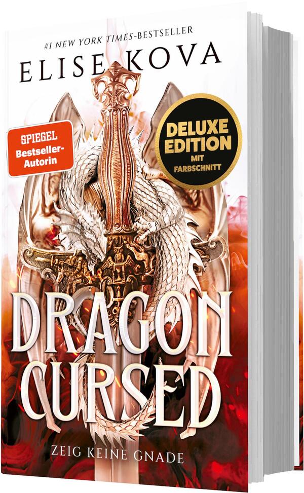 Das Buchcover zeigt ein großformatiges Fantasymotiv: ein reich verziertes Schwert, umschlungen von einem weißen Drachen, vor feuerrot-orangem Hintergrund. Titel „DRAGON CURSED“ in prächtiger Serifenschrift, darunter der Untertitel „ZEIG KEINE GNADE“. Autorenname Elise Kova oben. Zwei Aufkleber: ein schwarzgoldener Kreis „DELUXE EDITION MIT FARBSCHNITT“ und ein oranger Kasten „SPIEGEL Bestseller-Autorin“. Atmosphärisch dramatisch und episch.