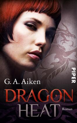 Das Buchcover zeigt ein Portrait einer Frau mit rotem Haar, die direkt in die Kamera blickt. Ihr Ausdruck ist selbstbewusst und intensiv. Der Hintergrund ist in dunklen Tönen gehalten, wodurch die Frau hervortritt. In der oberen rechten Ecke steht der Titel „DRAGON HEAT“ in großen, rot-orangefarbenen Lettern, während der Autor „G. A. Aiken“ in kleinerer, weißer Schrift darunter platziert ist. Unter dem Titel befindet sich das Wort „Roman“. Ein stilisiertes Drachenmotiv ist dezent im Hintergrund angedeutet.