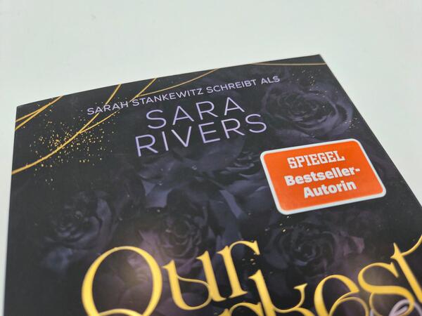 Außenansicht des Buches „Our darkest Truth“