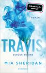 Das Buchcover zeigt eine blaue Rose vor einem sanften, wolkenartigen Hintergrund in verschiedenen Blautönen. Der Titel „TRAVIS“ ist in großen, klaren Buchstaben in einem hellen Blau mittig platziert, während der Untertitel „zurück zu uns“ in kleinerer Schrift direkt darunter steht. Der Name der Autorin „MIA SHERIDAN“ ist am unteren Rand des Covers in einer schlichten Typografie zu sehen. Ein farbiger Rahmen mit dem Text „#tiktokmade“ in Schwarz und Pink ist in der oberen linken Ecke angebracht.