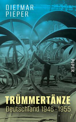Das Buchcover zeigt eine historische Schwarz-Weiß-Photografie eines Mannes, der in einer industriellen Umgebung mit großen, runden Metallschläuchen arbeitet. Der Hintergrund ist in kalten Blau- und Grautönen gehalten, die Atmosphäre ist industriell und nachdenklich. Der Titel „TRÜMMERTÄNZE“ steht in großen, gelben Buchstaben, während darunter „Deutschland 1946–1955“ in kleineren, weißen Buchstaben geschrieben ist. Oben links ist der Name des Autors „DIETMAR PIEPER“ platziert.