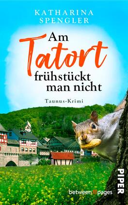 Das Buchcover zeigt eine idyllische Taunuslandlandschaft mit sanften Hügeln und historischen Fachwerkhäusern. Im Vordergrund sitzt ein Eichhörnchen, das einen Snack hält. Der Himmel ist strahlend blau, und das Cover ist von lebendigen Farben geprägt. Der Titel „Am Tatort frühstückt man nicht“ ist in einer modernen, farblich hervorgehobenen Schrift platziert, während „Taunus-Krimi“ in einer schlichteren Schrift darunter steht. Der Name der Autorin Katharina Spengler ist oben farblich betont.