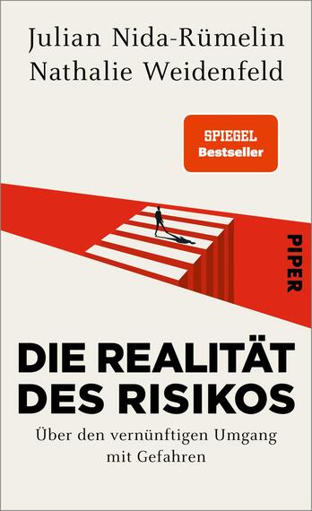 Das Buchcover zeigt einen minimalistischen, überwiegend weißen Hintergrund. Oben befinden sich die Namen der Autoren Julian Nida-Rümelin und Nathalie Weidenfeld sowie ein orangener „SPIEGEL Bestseller“-Sticker. Im unteren Bereich ist der Titel „DIE REALITÄT DES RISIKOS“ in großen, schwarzen Buchstaben platziert, gefolgt von dem Untertitel „Über den vernünftigen Umgang mit Gefahren“. Eine stilisierte rote Treppe, auf der eine schmale, schwarze Silhouette steht, erzeugt eine eindringliche visuelle Wirkung. Der Verlag ist am rechten Rand in kleinerer Schrift mit „PIPER“ vermerkt.