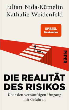 Das Buchcover zeigt einen minimalistischen, überwiegend weißen Hintergrund. Oben befinden sich die Namen der Autoren Julian Nida-Rümelin und Nathalie Weidenfeld sowie ein orangener „SPIEGEL Bestseller“-Sticker. Im unteren Bereich ist der Titel „DIE REALITÄT DES RISIKOS“ in großen, schwarzen Buchstaben platziert, gefolgt von dem Untertitel „Über den vernünftigen Umgang mit Gefahren“. Eine stilisierte rote Treppe, auf der eine schmale, schwarze Silhouette steht, erzeugt eine eindringliche visuelle Wirkung. Der Verlag ist am rechten Rand in kleinerer Schrift mit „PIPER“ vermerkt.