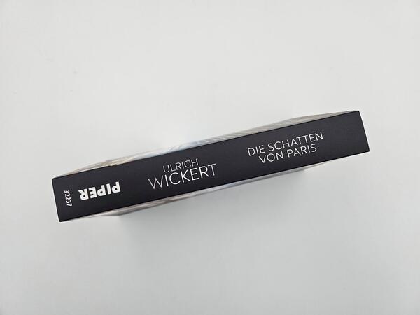 Außenansicht des Buches „Die Schatten von Paris“