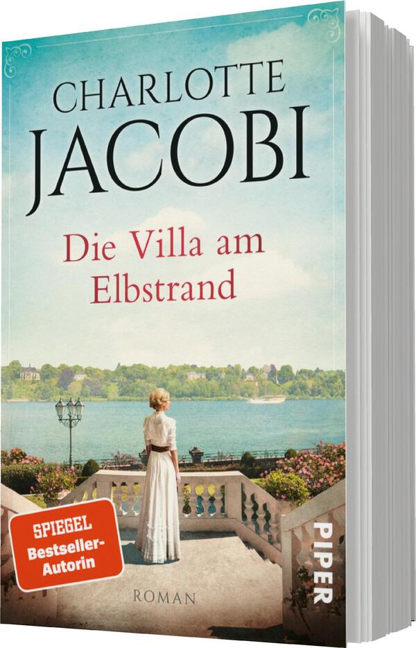 Das Buchcover zeigt eine elegante Frau in einem weißen Kleid, die an einem balustradengeschmückten Ausblick steht, während sie auf ein idyllisches Elbpanorama schaut. Der Himmel ist blau mit sanften Wolken, was eine ruhige Atmosphäre vermittelt. Der Titel „Die Villa am Elbstrand“ ist in lebendigem Rot gehalten, während der Name der Autorin „CHARLOTTE JACOBI“ in großer, schwarzer Schrift oben platziert ist. Ein rotes Kästchen am unteren Rand informiert über den Status als „SPIEGEL Bestseller-Autorin“. Der Verlag ist mit „PIPER“ in kleinerer Schrift angegeben.