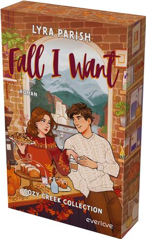Das Buchcover zeigt eine warm-orangene, herbstliche Illustration in einem Ziegelbogen mit Blick auf schneebedeckte Berge. Vor dem Fenster sitzen zwei junge Erwachsene — Frau im roten Strickpullover mit Gebäck, Mann im cremefarbenen Pullover mit Tasse — an einem Tisch mit Kuchen, Kerzen und Kürbis. Oben steht „LYRA PARISH“ in weißen Versalien, der Titel „Fall I Want“ in großer burgunderroter, fließender Schrift; unten klein „Cozy Creek Collection“ und „Roman“.