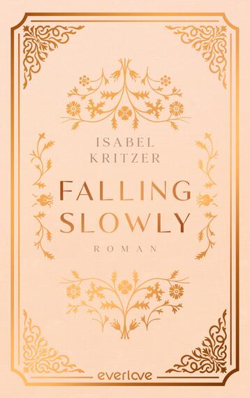 Das Buchcover zeigt einen zarten, pfirsichfarbenen Hintergrund, der von eleganten, goldenen Verzierungen umrahmt wird. In der Mitte steht der Titel „FALLING SLOWLY“ in einer modernen, großen Schrift, darunter der Hinweis „ROMAN“. Der Name der Autorin, Isabel Kritzer, ist ebenfalls in Gold, an oberster Stelle des Covers platziert. Die floralen Motive auf beiden Seiten verleihen dem Cover eine besondere, romantische Atmosphäre.