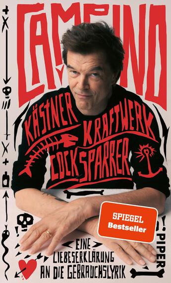 Das Buchcover zeigt einen portraitierten Mann mit dunklen Haaren, der in die Kamera blickt. Er trägt ein schwarzes Oberteil und hat eine entspannte Haltung. Der Hintergrund ist hell, während die Schriftzüge in kräftigem Rot und Schwarz gehalten sind. Die Titel „Kästner“, „Kraftwerk“ und „Cock Sparrer“ sind in dynamischer Typografie angeordnet. Ein oranger Hinweis auf dem Cover informiert über den Status als „Spiegel Bestseller“. Unten steht der Untertitel „Eine Liebeserklärung an die Gebrauchsliterik“.