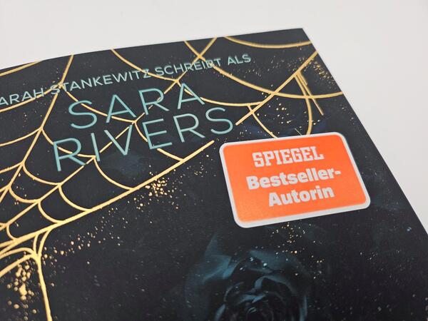 Außenansicht des Buches „Our darkest Lies“